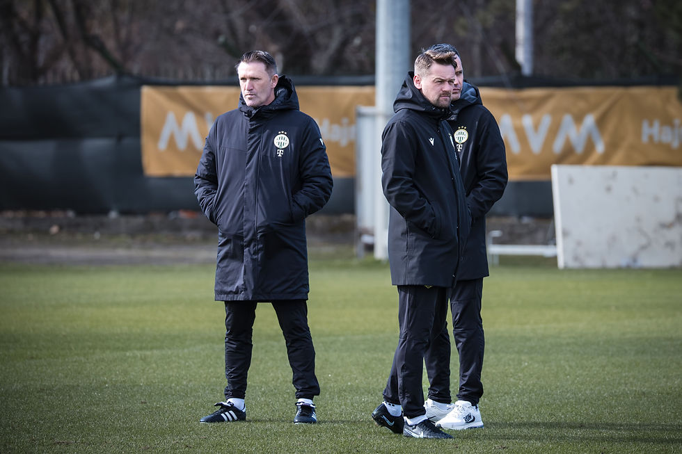 Parte del cuerpo técnico del Ferencváros TC en el entrenamiento abierto a la prensa. Foto: (Javier Zambrano).
