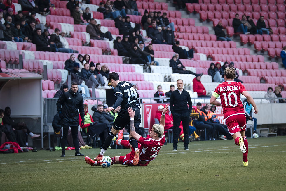 Disputa de balón entre el jugador Babos Bence (DVTK) y Jósua Mejías (DVSC). - Foto: (Javier Zambrano).