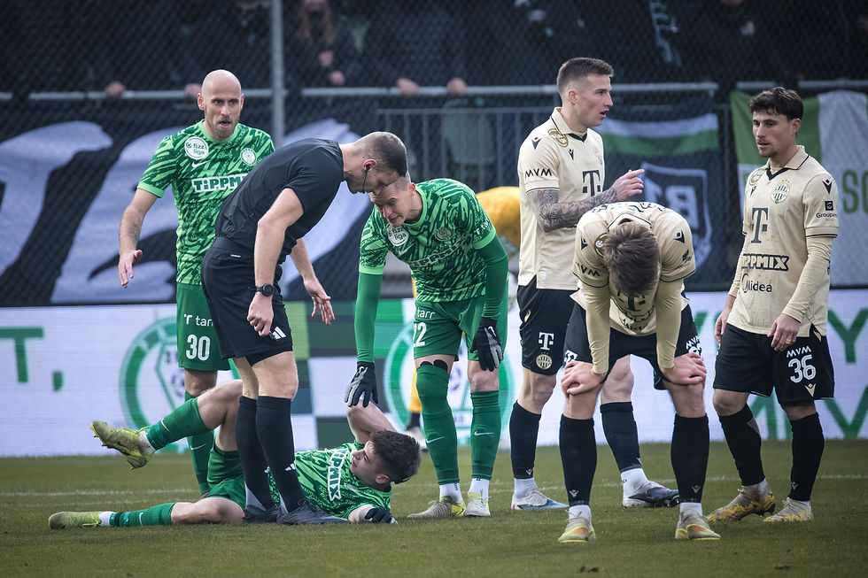 Momento de chequeo de estado físico por parte de Gergő Bogár (Arbitro Principal) a jugadores del PAKSI SE y Ferencváros TC después de un choque entre varios jugadores. Foto: (Javier Zambrano).