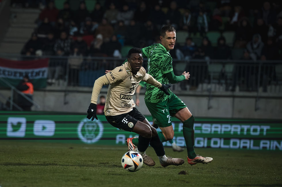 Disputa de balón entre los jugadores Elton Acolatse (Ferencváros TC) y Kristof Papp (PAKSI SE). Foto: (Javier Zambrano).