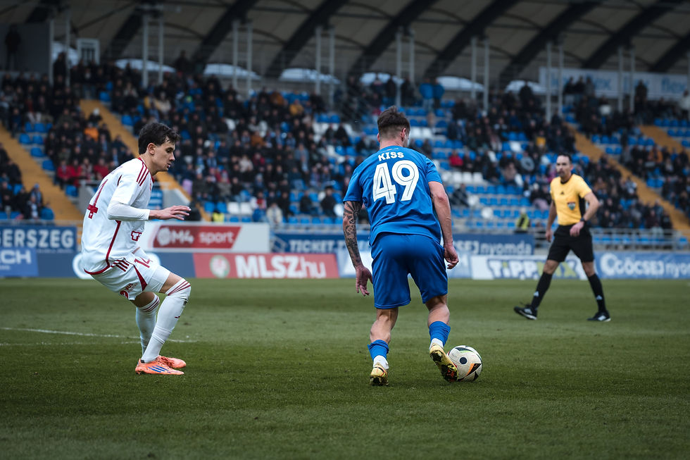 Ataque del jugador Bence Kiss (ZTE) ante el jugador Djordje Gordic (DVSC). Foto: (Javier Zambrano).