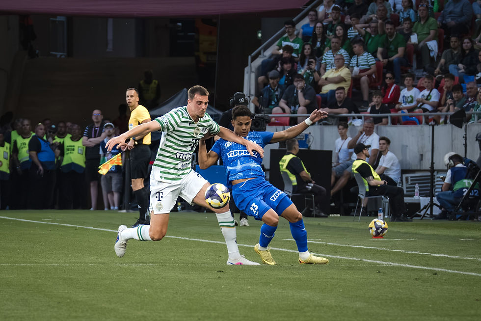 Disputa de balón entre los jugadores: Toon Raemaekers (Ferencváros TC) y Maxsuell Alegria (ZTE). Foto: (Javier Zambrano).