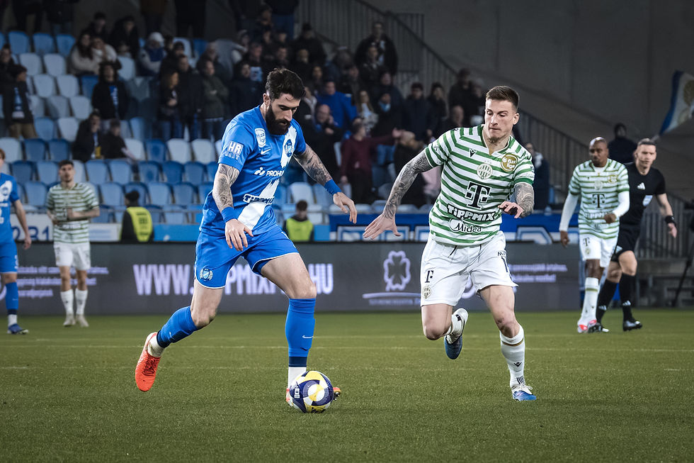Disputa de balón entre los jugadores: Ilia Beriashvili (MTK BUDAPEST) y Franko Kovaćević (Ferencváros TC). Foto: (Javier Zambrano).