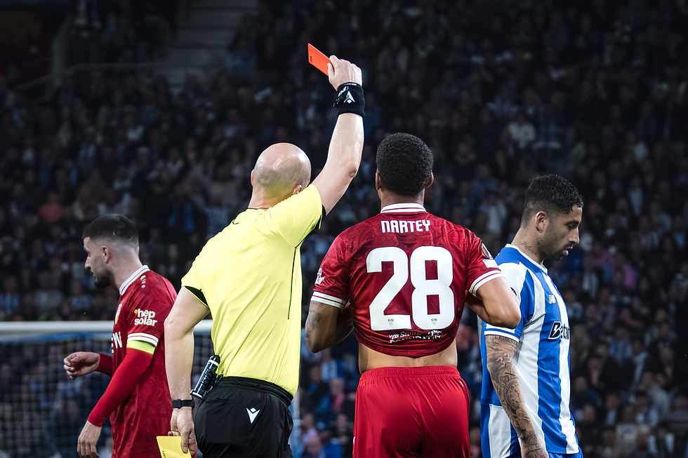 Tarjeta roja para el jugador del VfB Stuttgart Nikolas Nartey. Foto: (Javier Zambrano).