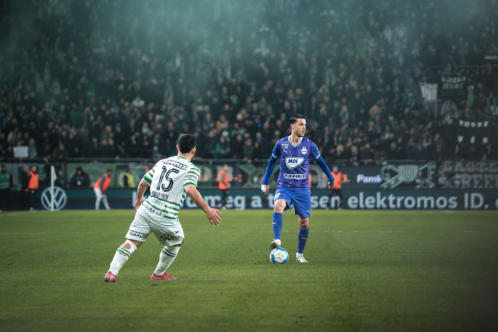 El jugador del Újpest FC Joāo Nunes domina el balón ante Abu Fani (Ferencváros TC). Foto: (Javier Zambrano).