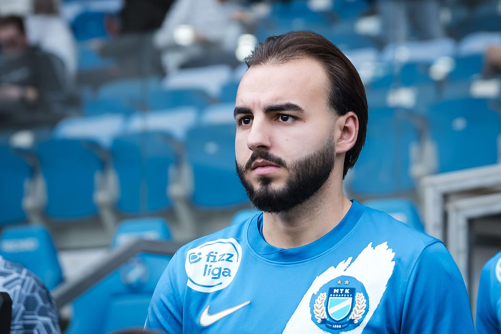 Jugador del MTK BUDAPEST Benedek Varju en el momento de salida de los equipos. Foto: (Javier Zambrano).