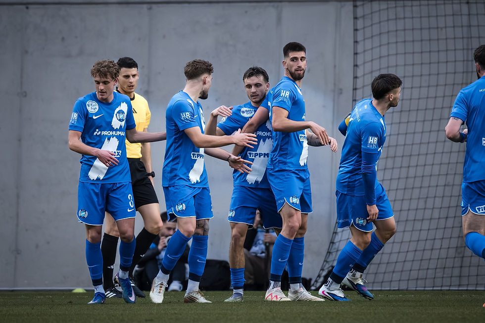 Celebración de gol del MTK BUDAPEST entre todos los jugadores del equipo. Foto: (Javier Zambrano).