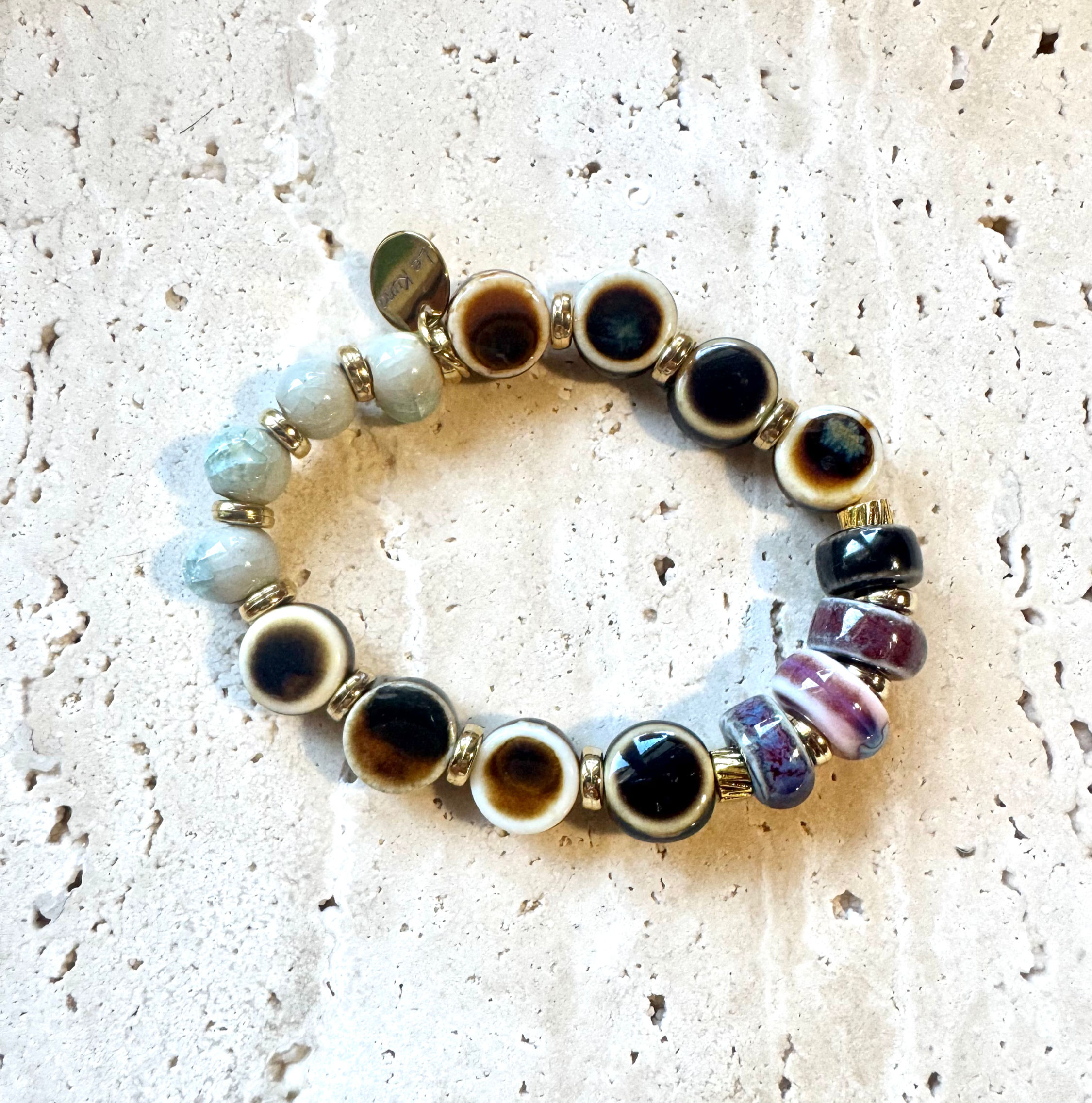 Bracelet Un Café en Toscane – perles moka, bleu et mauve, fait main par Kuna