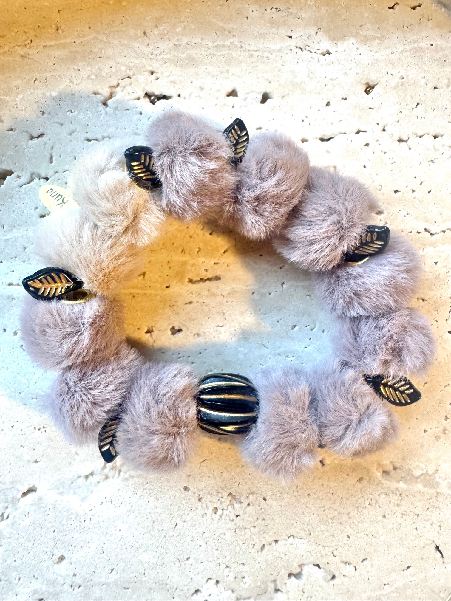 Bracelet La Fée Feuille – pompons et feuilles dorées, fait main par Kuna