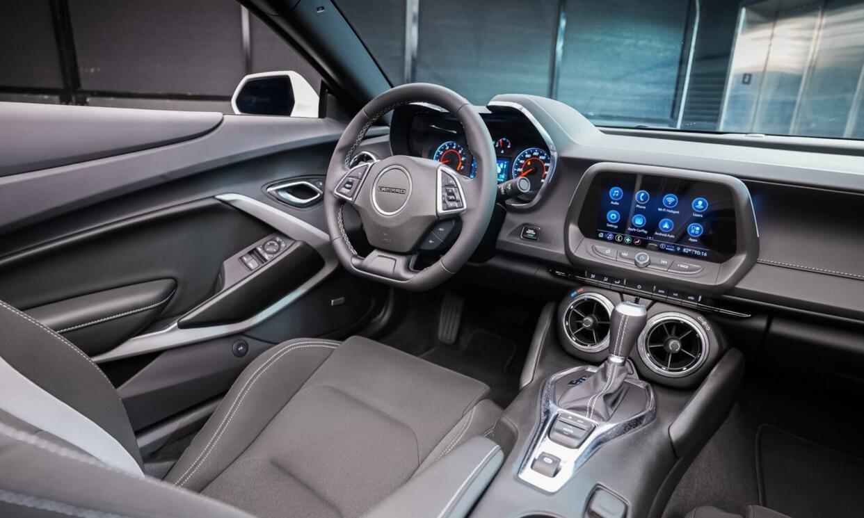 2024 Chevrolet Camaro LT1, view 2