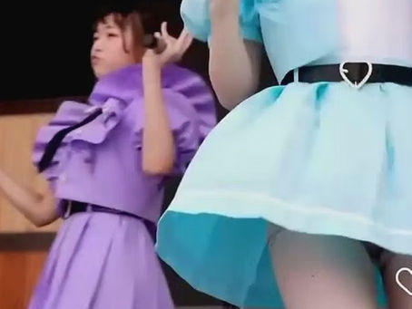アイドルがノーパン タイツ越しにおま◯こが見えた? ローアングルで真下から撮影!