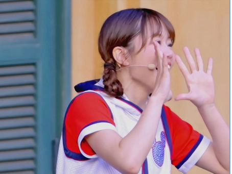 ディズニーランドのかわいいお姉さん 風のいたずらでパンティー丸見え