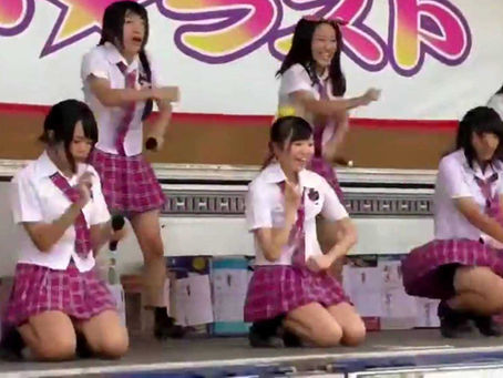 筑豊ご当地アイドルSmile 制服姿にピンクのミニスカートでパンチラ