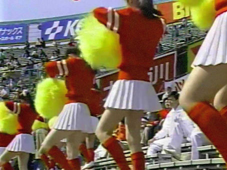 甲子園高校野球 初々しいチアガール 白プリーツYONEXミニスカート