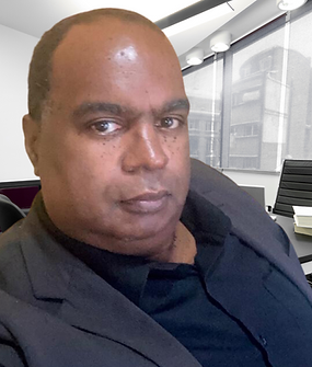 Homem negro com terno preto em um escritório 