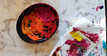 Schüssel mit orange, rot, pinker Farbe