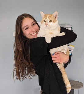 Alexane et un de ses chats de refuge