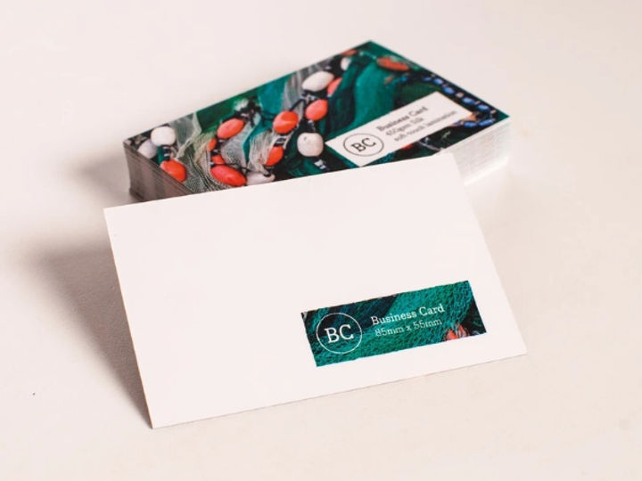 Tận dụng cả mặt sau của card visit để quảng bá thương hiệu