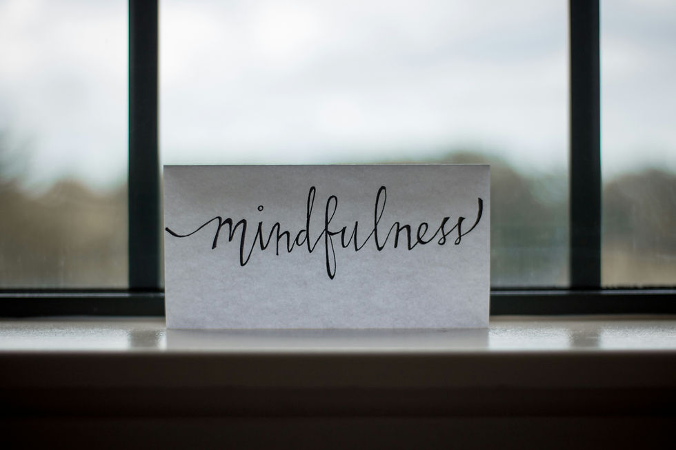 Abb.: https://unsplash.com/de/fotos/mindfulness-printed-paper-near-window-DFtjXYd5Pto