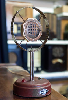 Antiker Mikrofon-Ausstellungsstück im Museum Zeit(T) räume in Walldürn