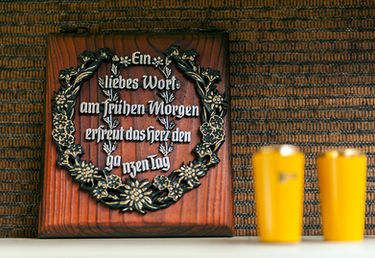 Wandschild: „Ein liebes Wort am frühen Morgen erfreut das Herz den ganzen Tag“