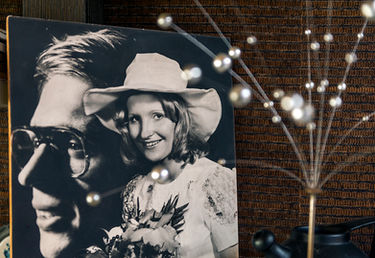 Schwarzweißfoto: Mann und lächelndes Mädchen