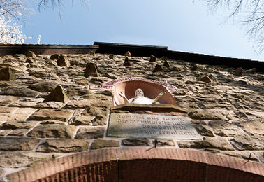 Heilige Walburga-Relief an der Walburgiskapelle im Odenwald