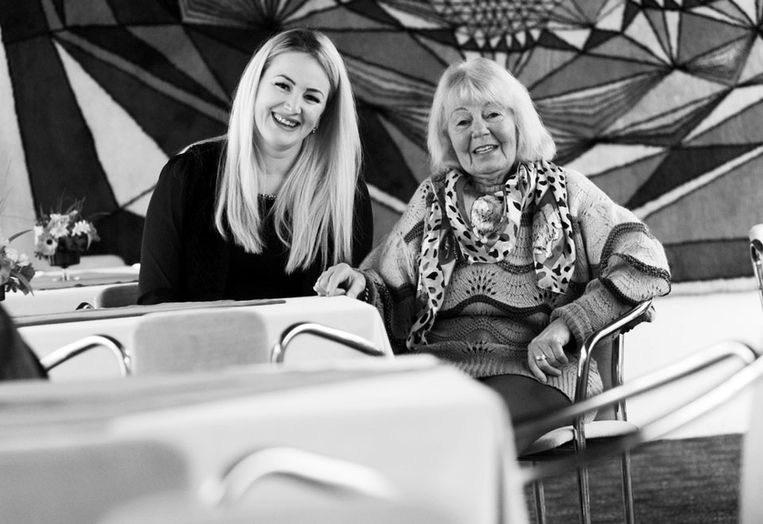 Zwei Frauen lächeln, im 70er Jahre Hotel in Vielbrunn im Odenwald, Retrohotel