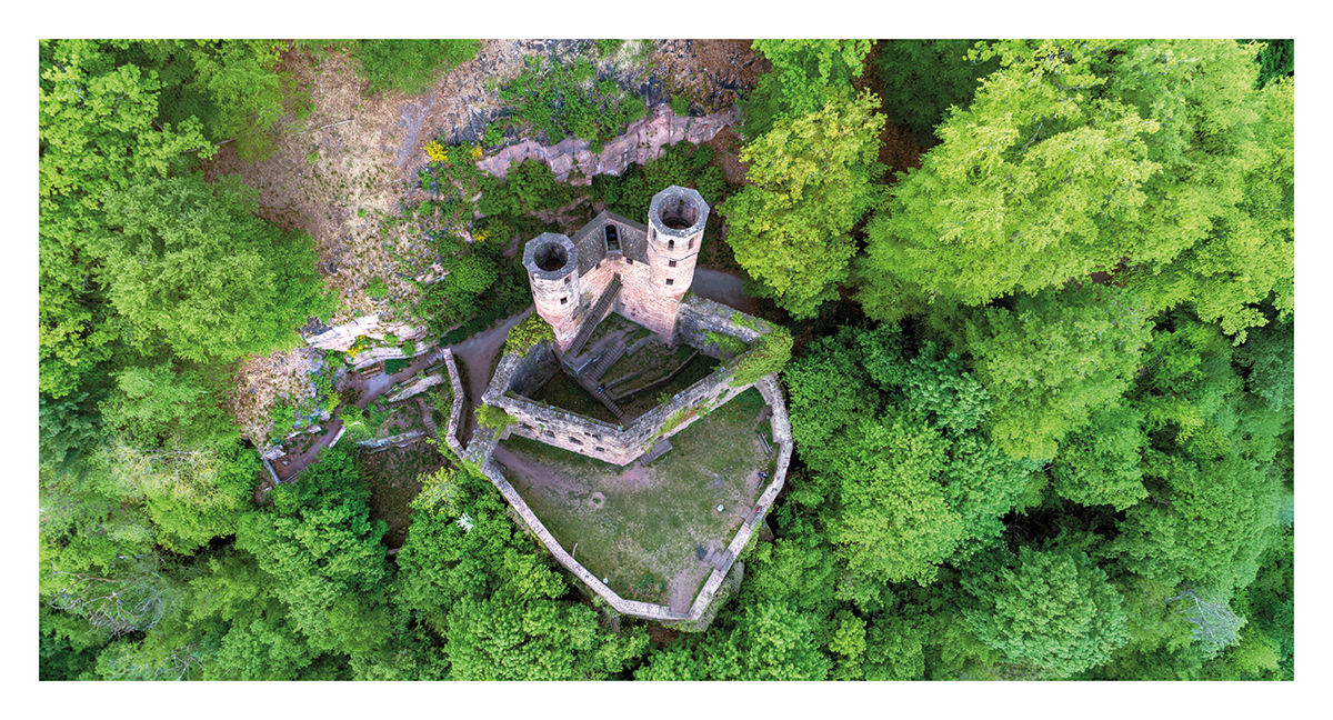Postkarte mit Odenwaldfotografie im Panoramaformat zeigt die Burg Schadeck im Frühling mit einer Drohne von oben aufgenommen. Die mittelalterliche Burgruine, auch Schwalbennest genannt, wurde 1335 erbaut.