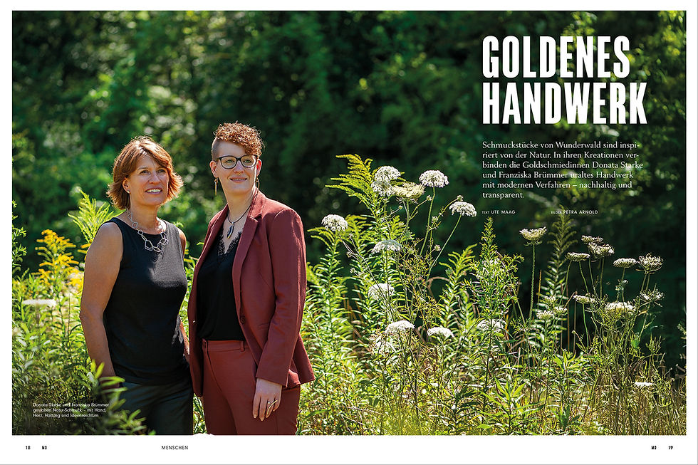 Miniaturbild: Ein Blick ins MY ODENWALD Magazin, Ausgabe Nr. 9 auf die Innenseite der Story  „Goldenes Handwerk“ zeigt die Goldschmiedinnen Donata Starke und Franziska Brümmer fotografiert  in der Natur