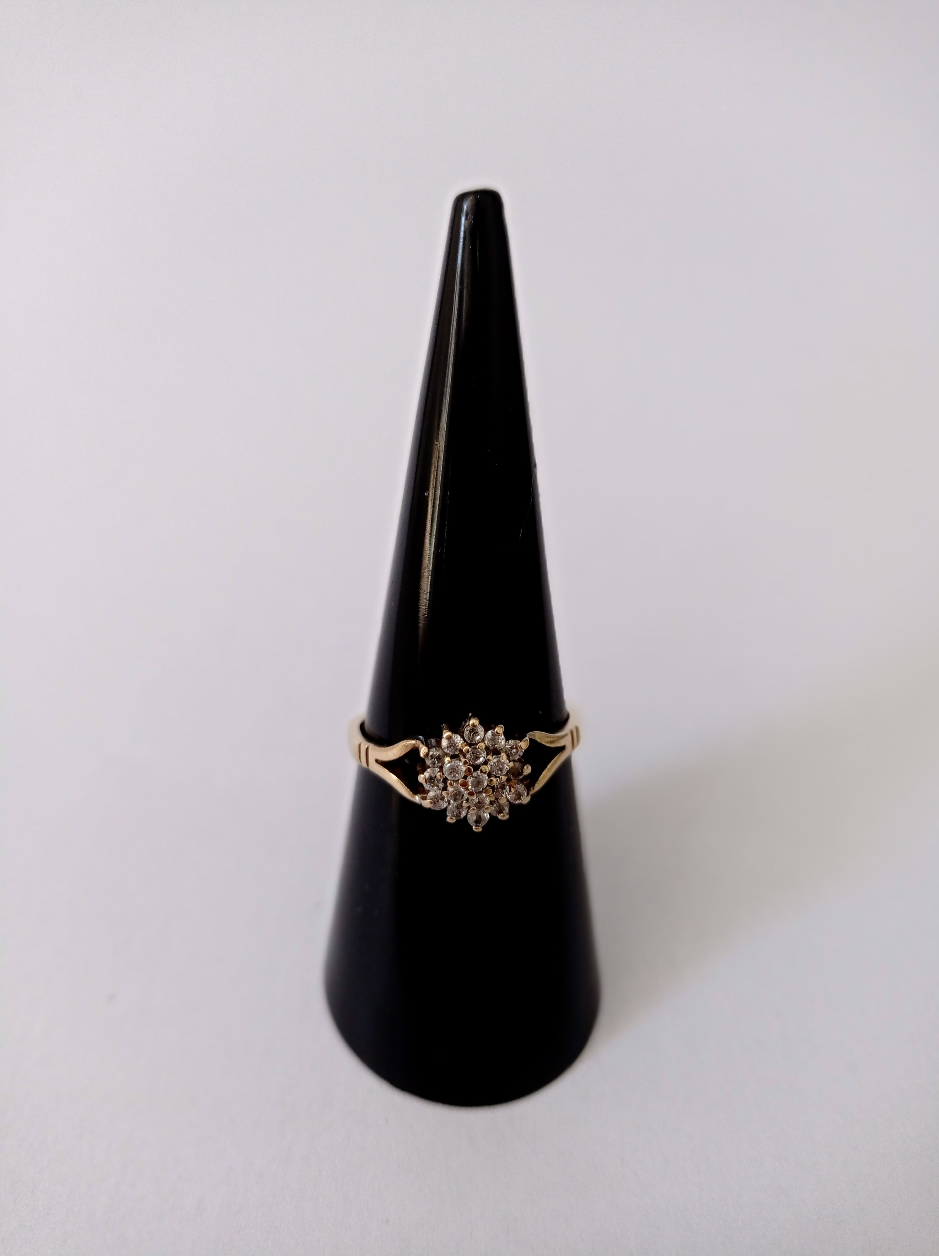 Anel de ouro amarelo 9 quilates e diamantes