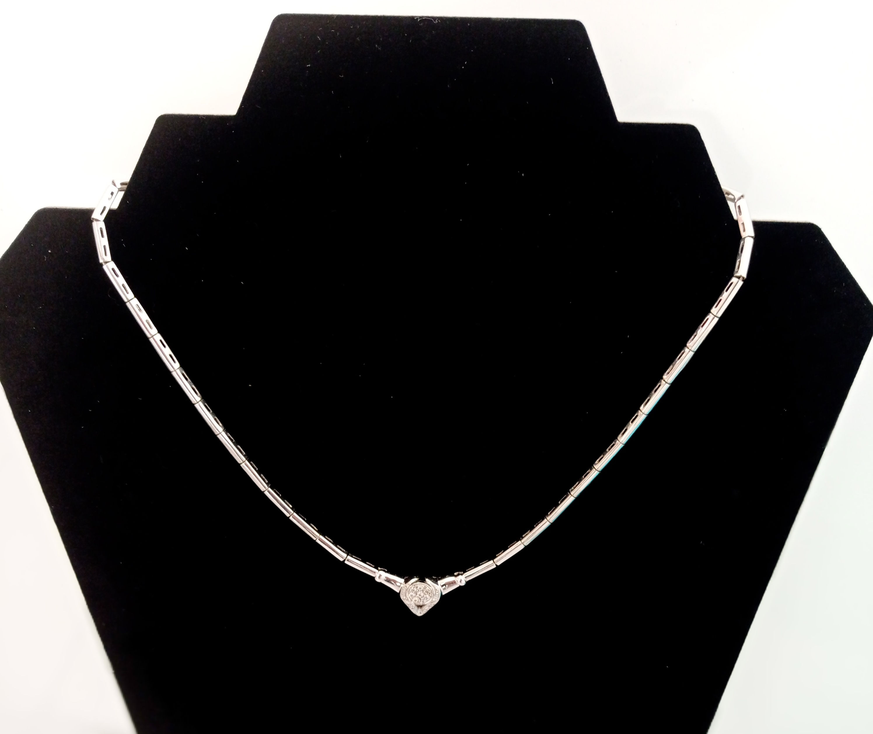 Colar com pingente de ouro branco 14 quilates e diamantes