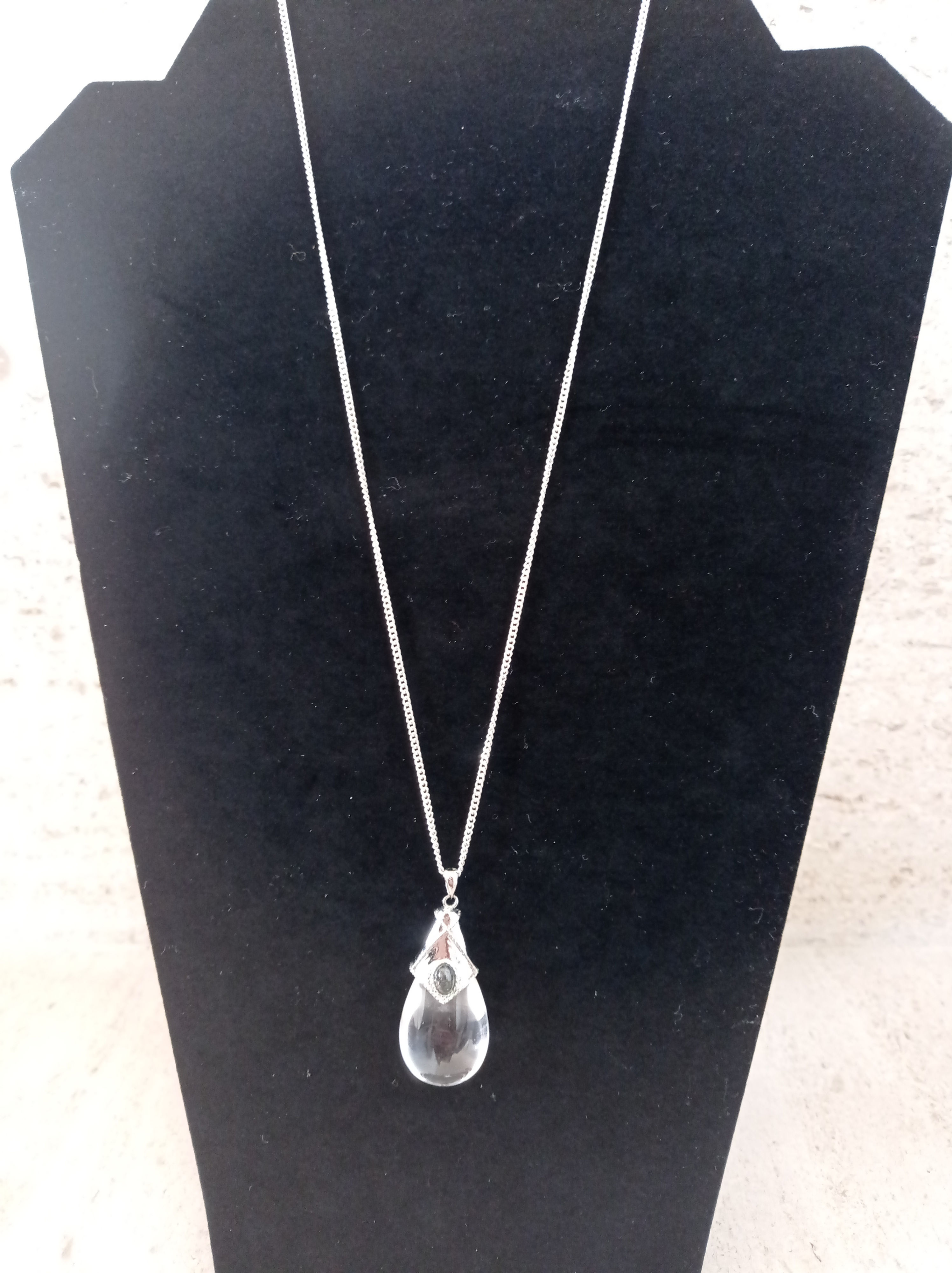 Colar com pingente de prata e cristal