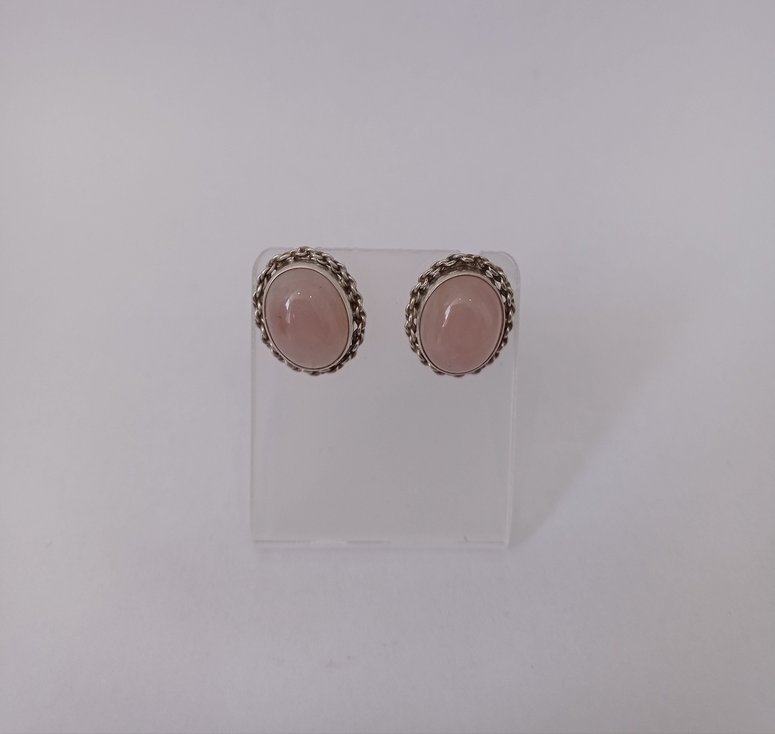 Parafuso de prata e quartzo rosa em brincos