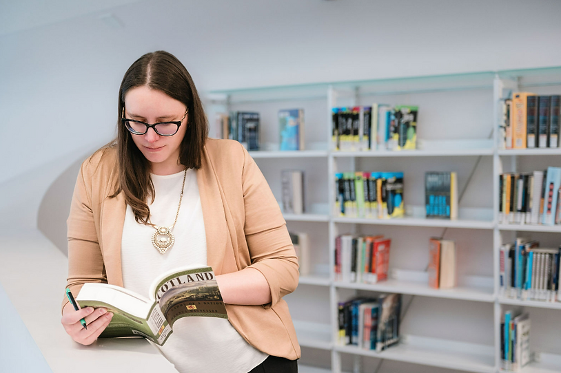 natalieguttormsson-readingbook
