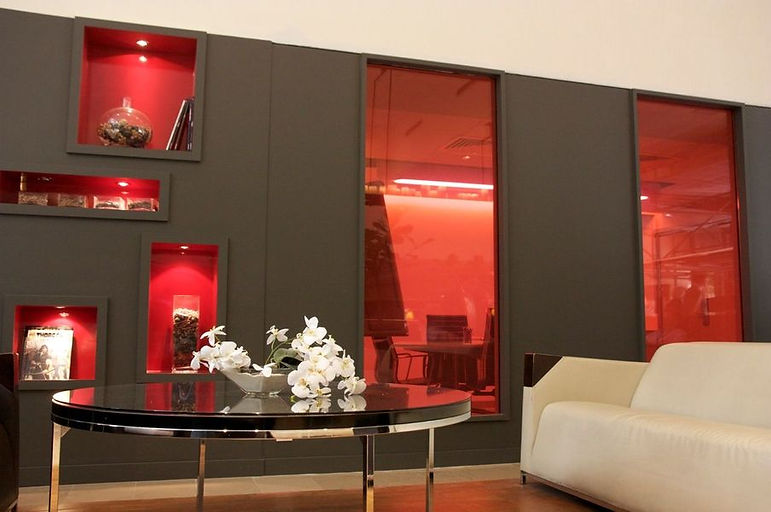Produits verriers décoratifs - vitrage coloré à cristaux liquides