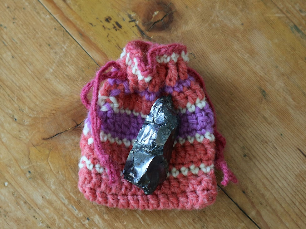 サムネイル： 手編みニット巾着ポーチ「ミカエル」＆「チャミュエル」