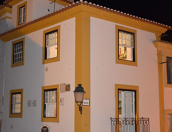 Recebendo os visitantes à Praça Alexandre Herculano