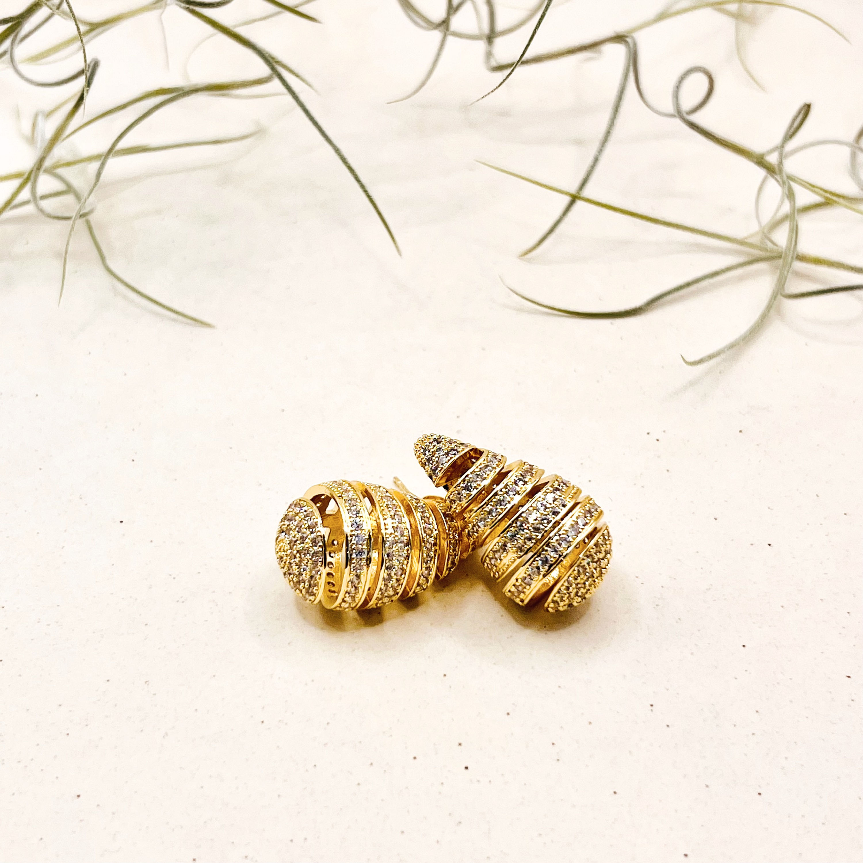 Gota Tropfenohrringe in Weiss