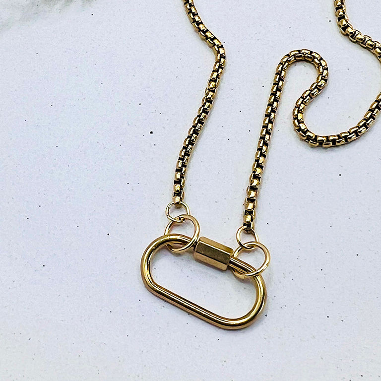 goldkette mit modernem verschluss auf weissem hintergrund