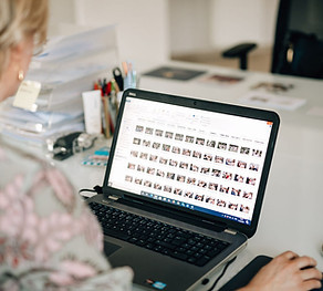 Anja Ulrich arbeitet am Laptop
