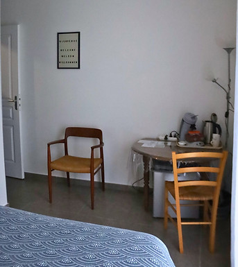 Table et chaises de la chambre.jpg