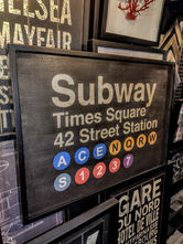 Reproducción de cartel típico de la red de subterráneos de la ciudad de Nueva York con tratamiento que le otorga un efecto antiguo mediante un proceso de patinado y craquelado especial que le realizamos a la imagen.
No lleva vidrio.
Enmarcado en varilla con terminación negro satinado.
Un detalle especial y único en las paredes de tu casa.