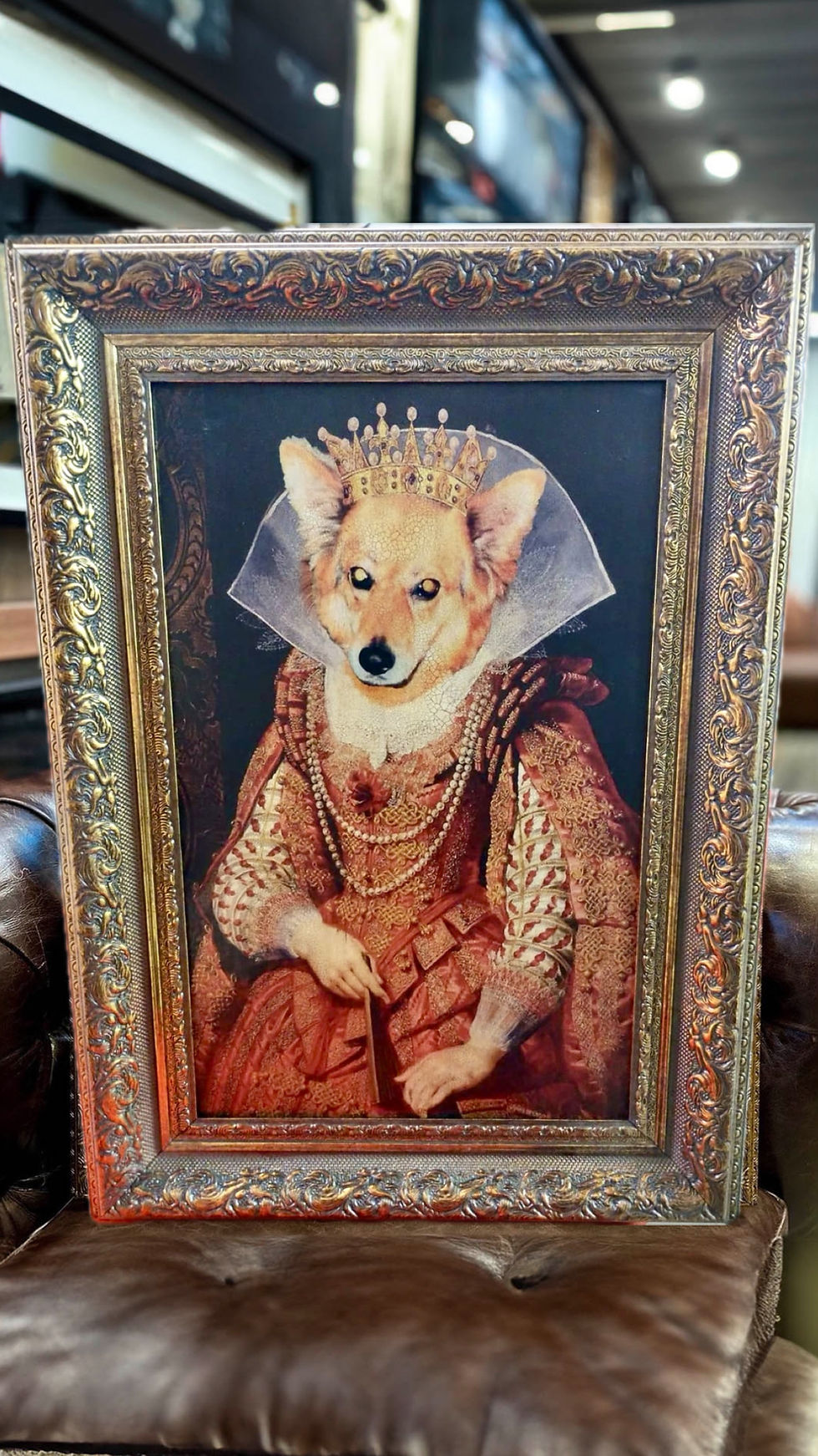 Thumbnail: Corgi disfrazado de reina en un cuadro