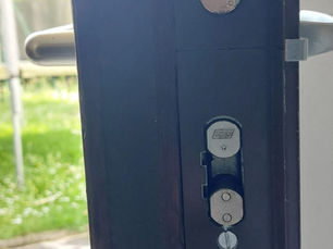 Porte claquée à Lyon : que faire (et surtout ne pas faire) avant d'appeler un serrurier ?