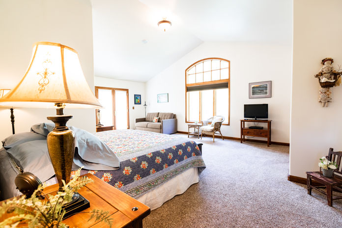 Alaska lodging, Alaska bed and breakfast, Alaska b&b, B&B Moose Pass, B&B Cooper Landing, Kenai Peninsula bed and breakfast, lodging Moose Pass, where to stay in moose pass, cabins moose pass, wedding venue Alaska, bed and breakfast, Tern Lake, Tern Lake Lodging