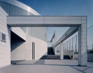 日本精線クリスタルホールの外部