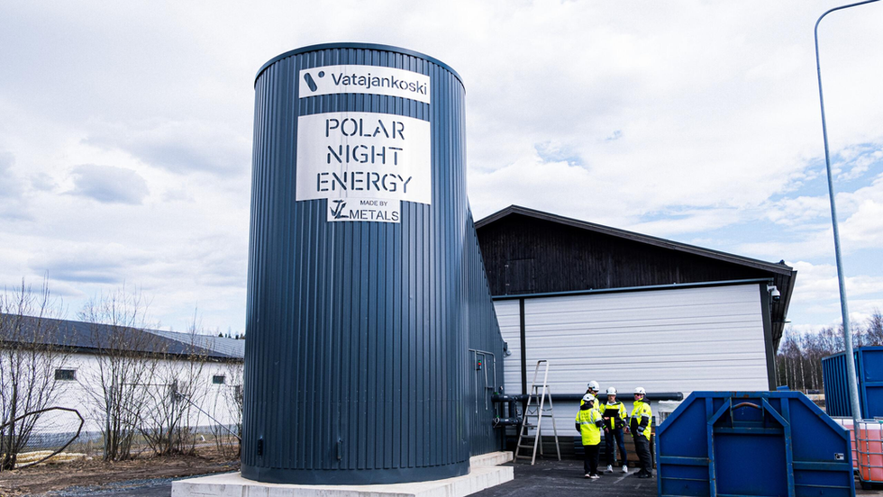 Finlandiya'daki Polar Night Energy tesisinde bulunan dünyanın ilk ticari kum bataryası silosu ve termal depolama ünitesi.