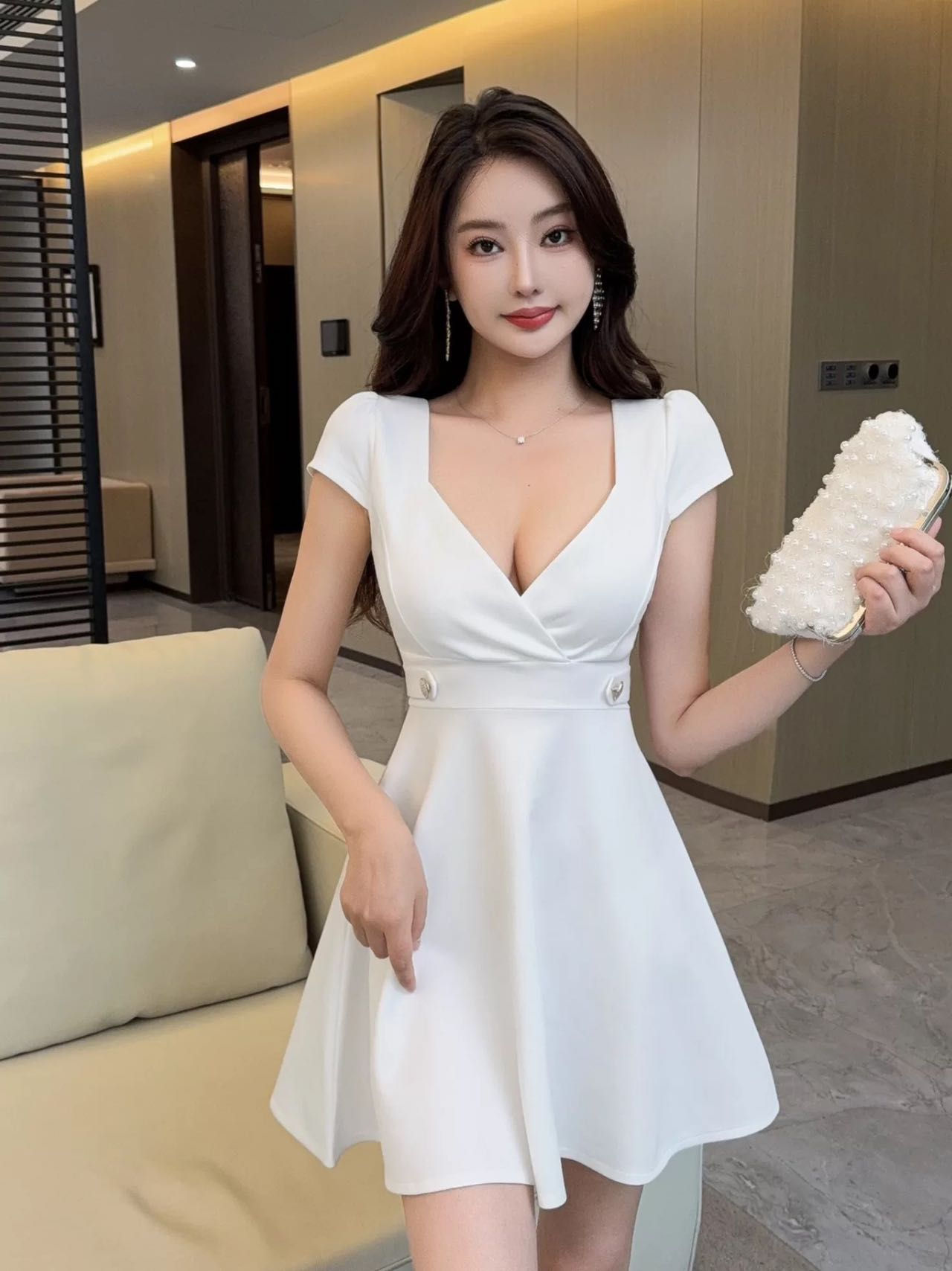 深V领连衣裙