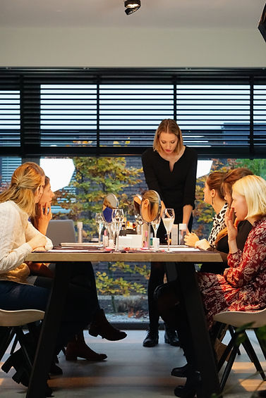 Groepsfoto van enthousiaste deelnemers tijdens de make-up workshop